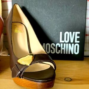 Love Mochino Heels gold heart charm size 38